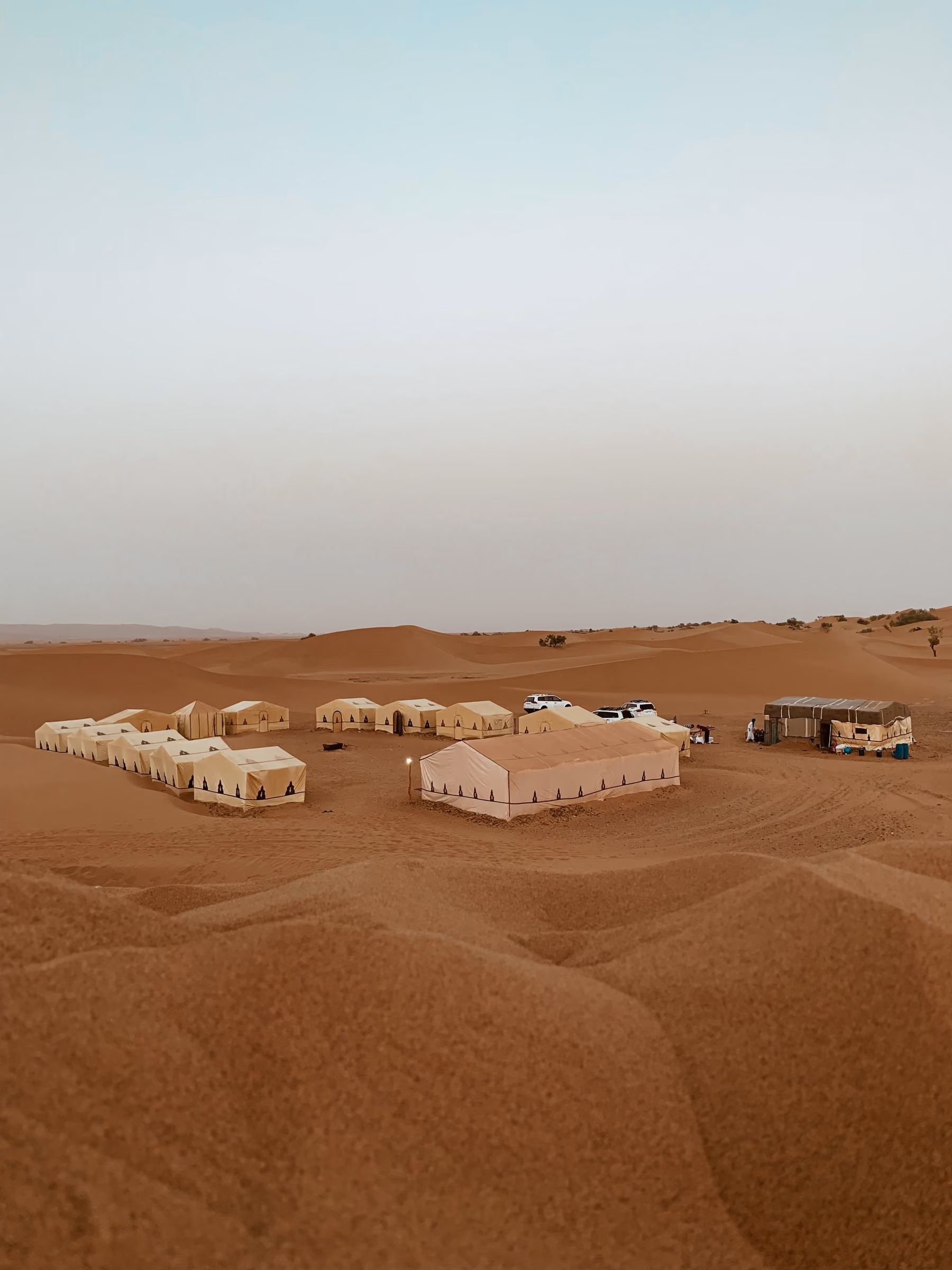 Campamento de lujo entre las dunas de Erg Chigaga al caer la tarde