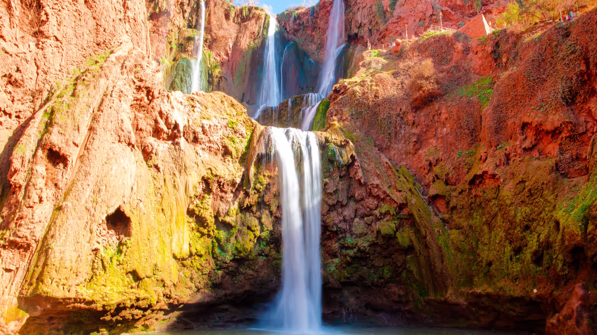 Cascadas de Ouzoud cayendo entre paredes rojizas y vegetación