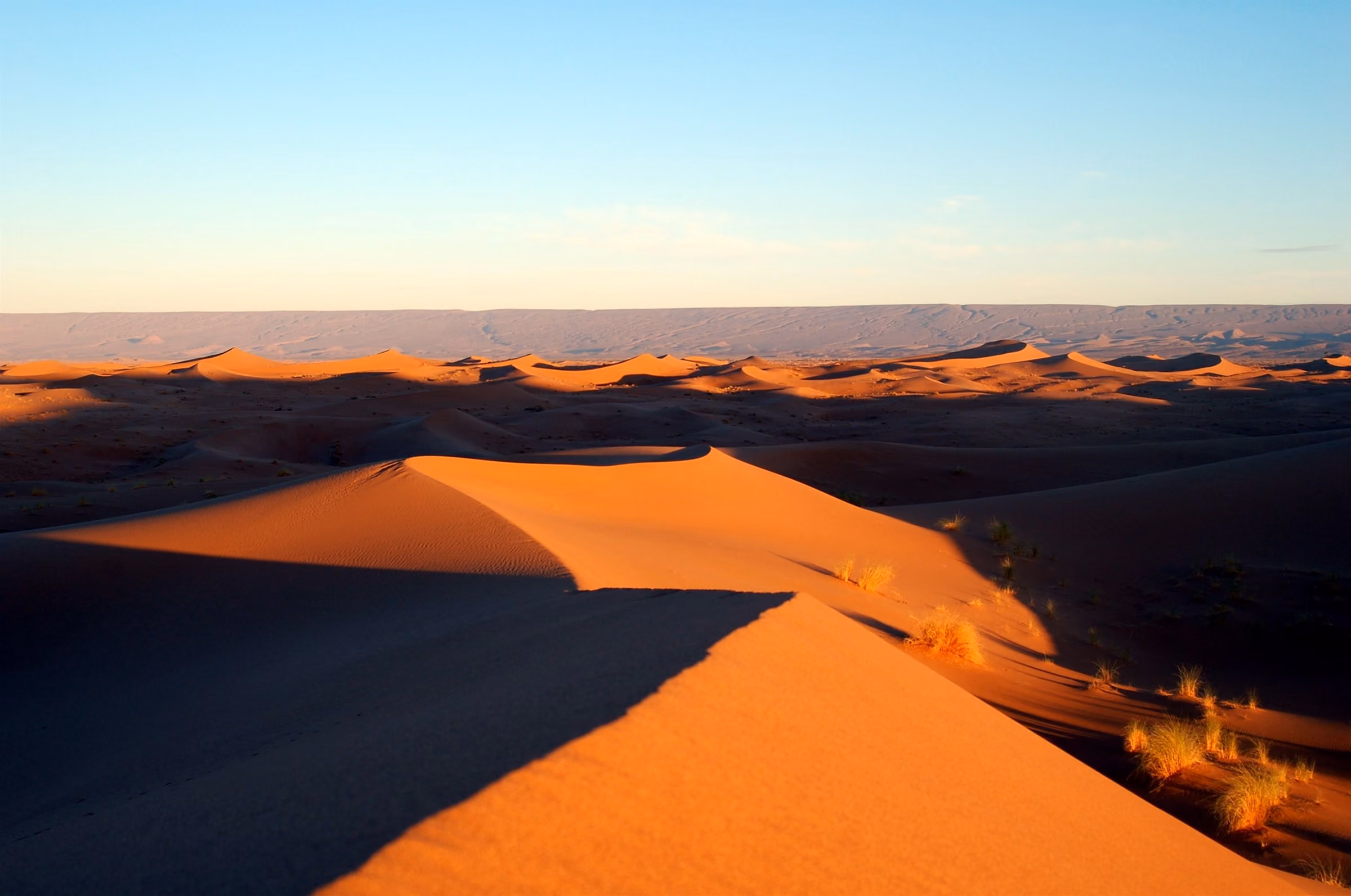 Mar de dunas de Erg Chigaga con sombras alargadas al atardecer