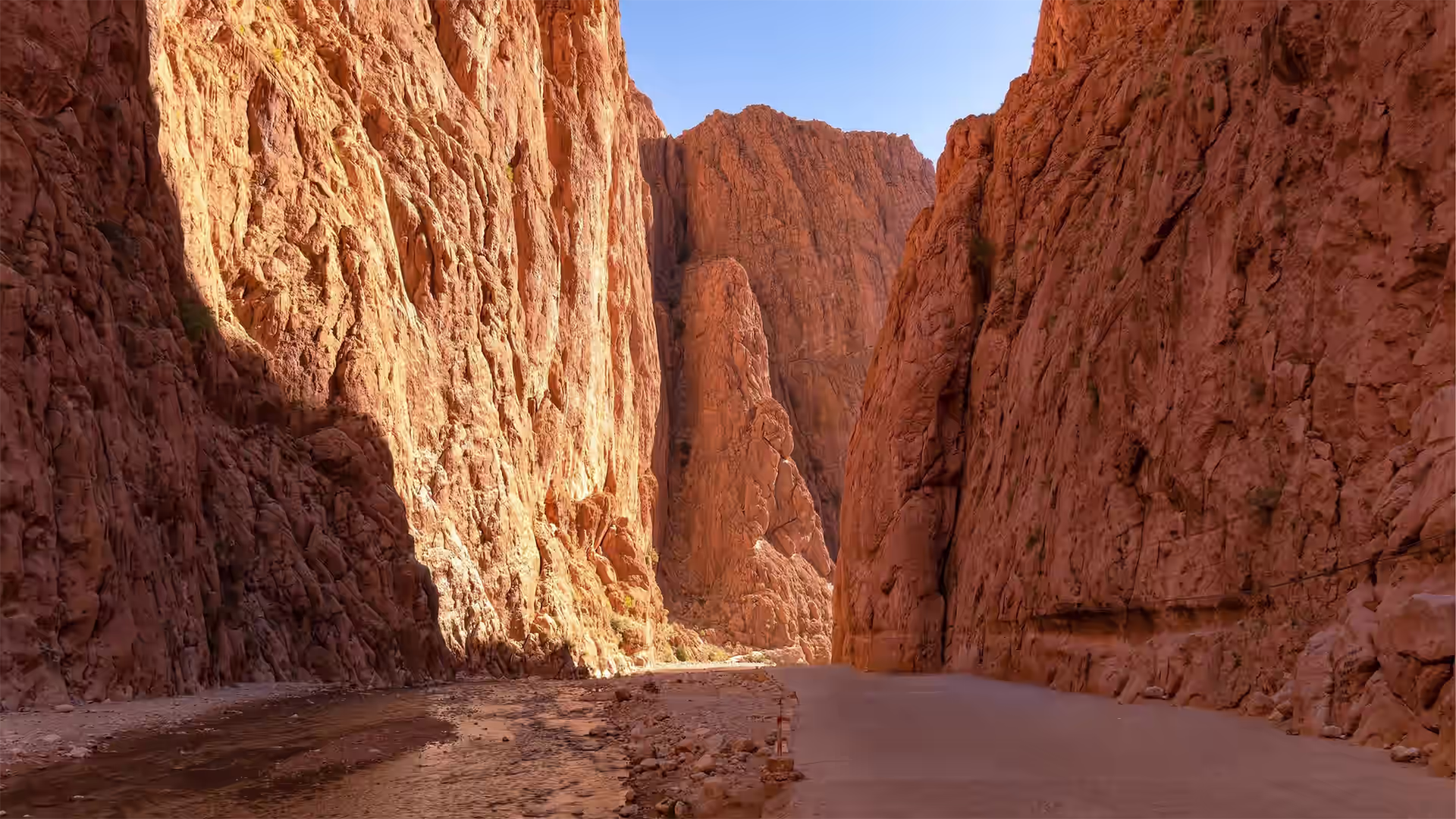Paredes verticales de las Gargantas del Todra iluminadas por el sol