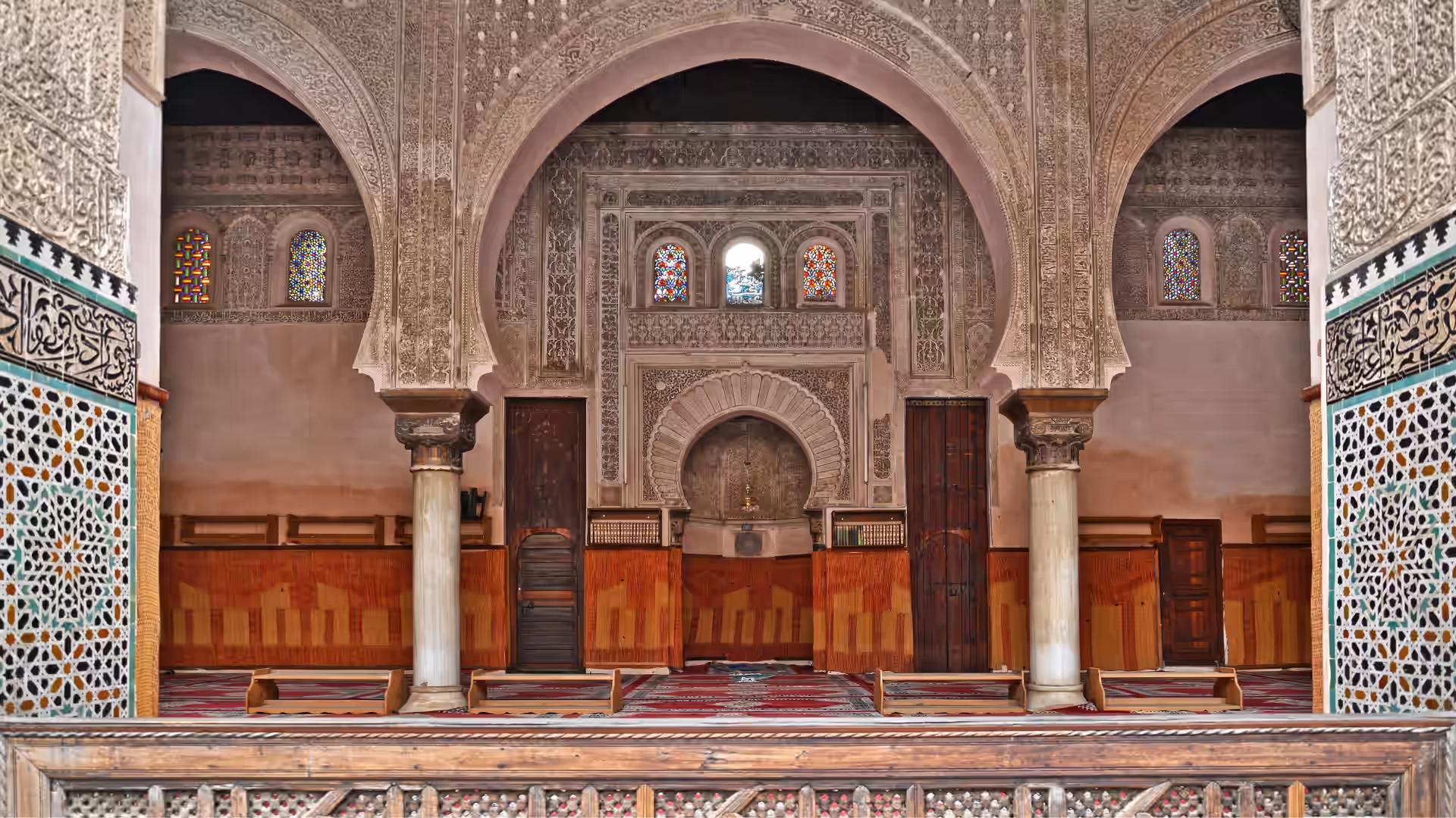 Artesonado y azulejos de una madraza de Fez