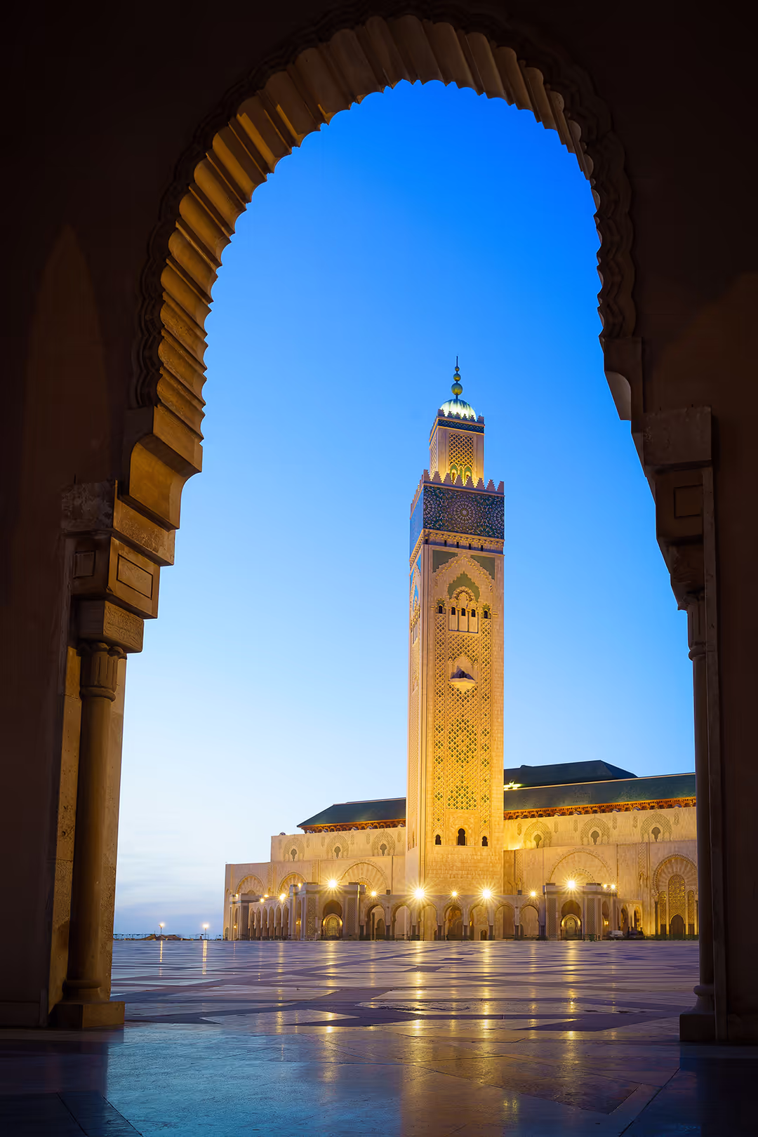 Reflejo nocturno de la mezquita Hassan II sobre el mármol mojado