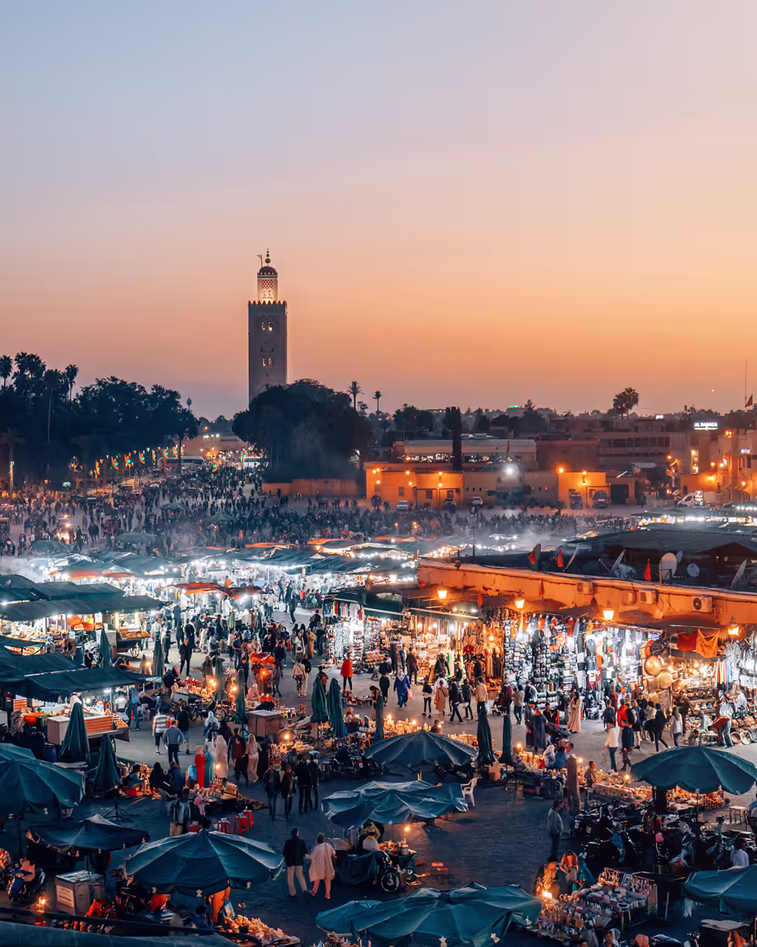 Vista aérea de la plaza Jemaa el-Fna de Marrakech iluminada al anochecer