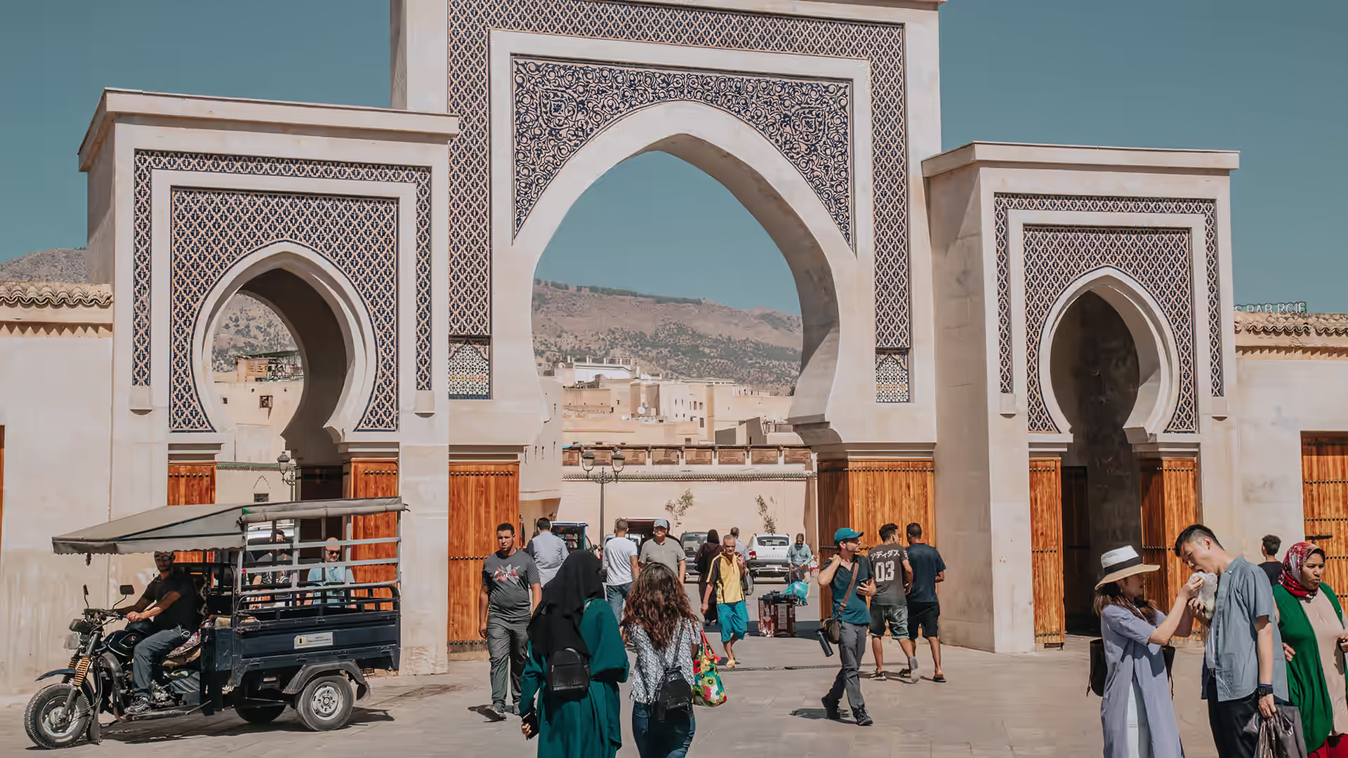 Puerta de Bab R'cif con sus arcos blancos, entrada a la medina de Fez