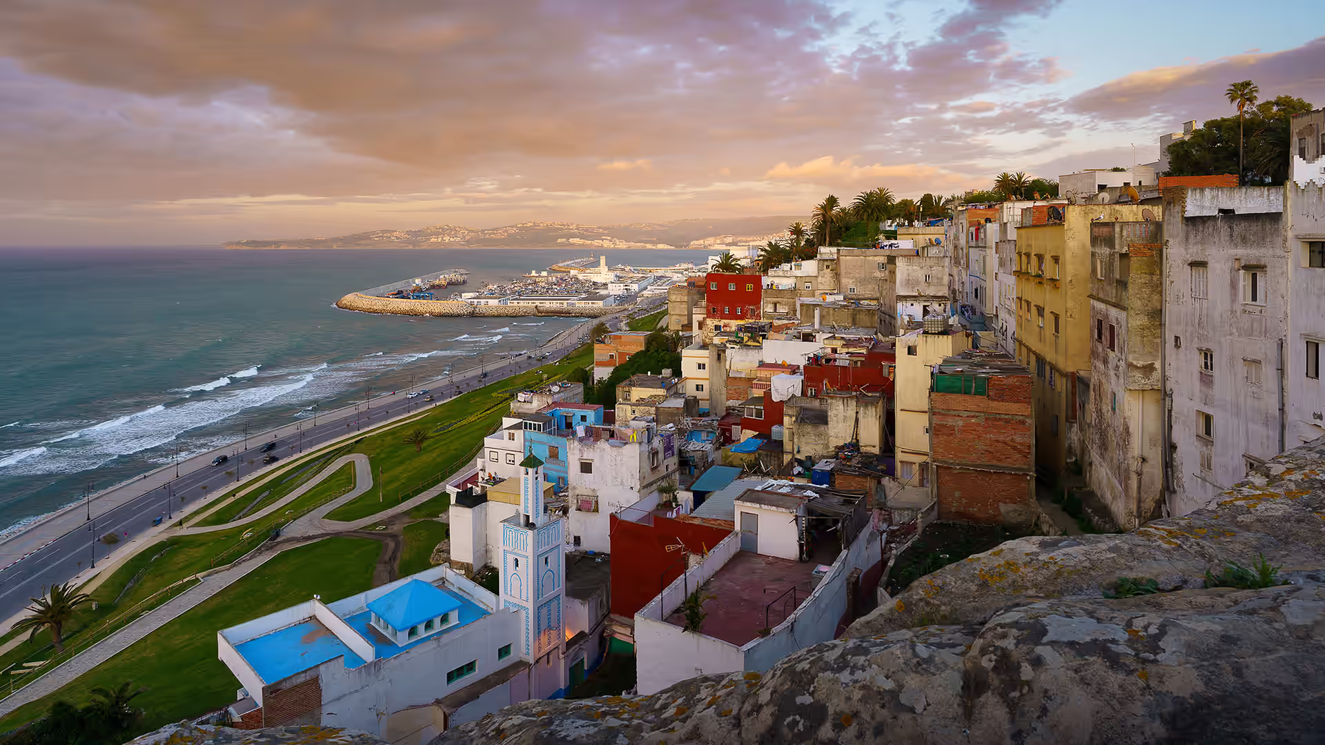 Vista de la ciudad de Tánger y su bahía en el norte de Marruecos