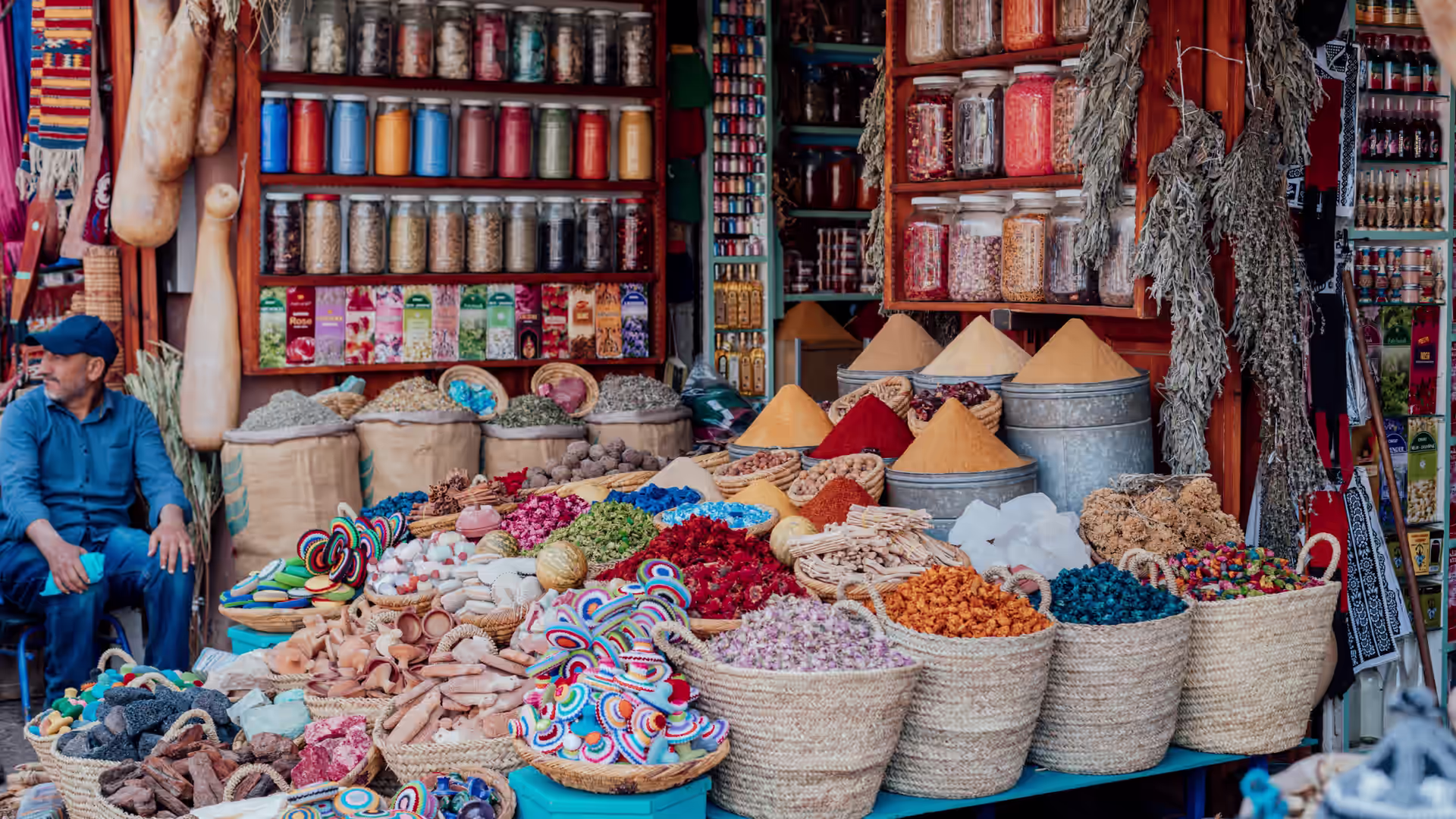 Puesto de especias con conos de colores en el zoco de Marrakech
