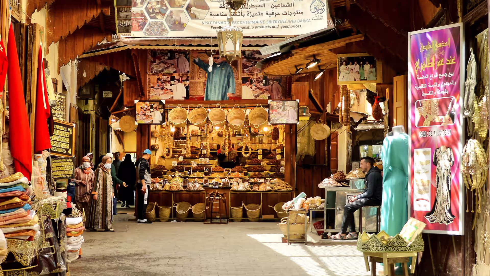 Calle comercial de una medina marroquí con puestos de artesanía